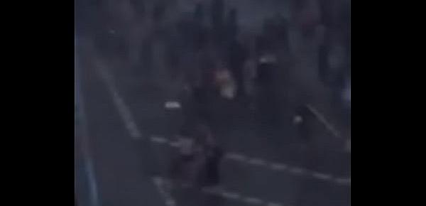  Mulher fudendo na sacada do prédio enquanto franceses manifestam